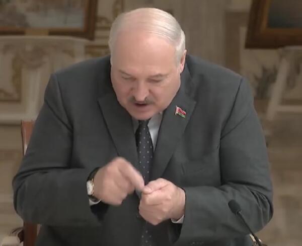 Как Лукашенко встретился с пионерами. Научил открывать сок, объяснил вред интернета и выучил слово "квиз"