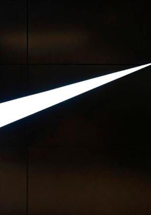 Как россияне прощаются с Nike. Постят видео 1994 года из первого магазина бренда на Невском проспекте
