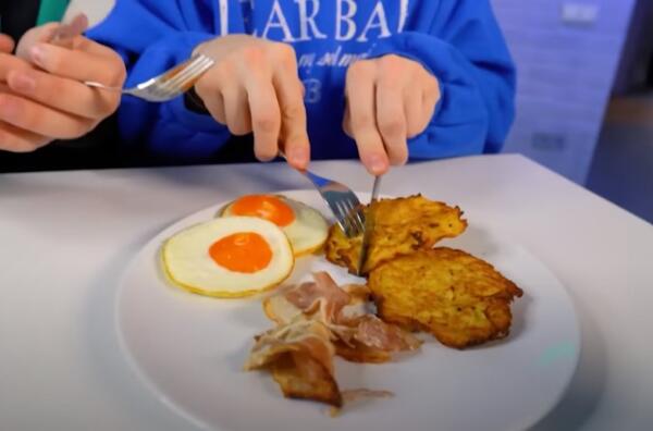 Американский завтрак с вафлями и креветки. Блогеры попробовали последнюю еду Lil Peep и XXXTentacion