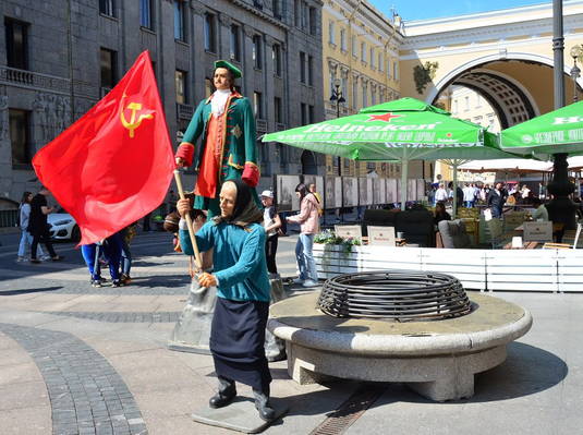 Бабушка с флагом СССР в Санкт-Петербурге