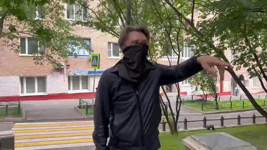 В рунете отменяют Сергея Шнурова за клип "Не Зорро" с сатирой на Невзорова. Напоминают, что были друзьями