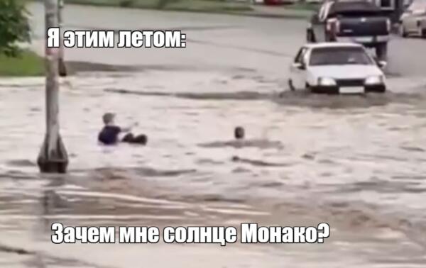 Челябянские дети купаются в огромной луже на дороге. "На расслабоне", пока вокруг водный апокалипсис