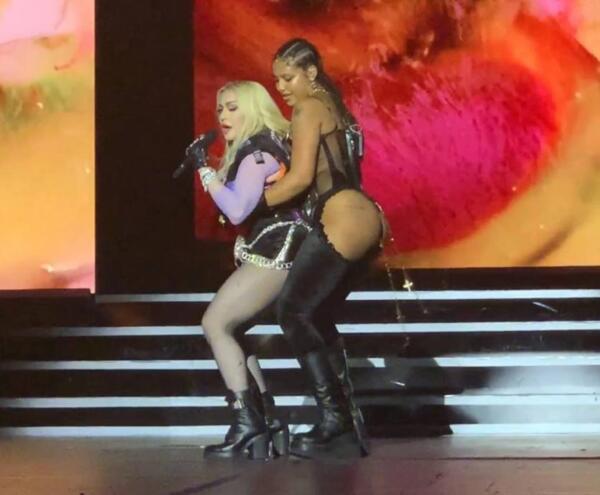 Мадонна показала дерзкий танец на концерте в Нью-Йорке. Так отожгла, что переплюнула поцелуй с Бритни