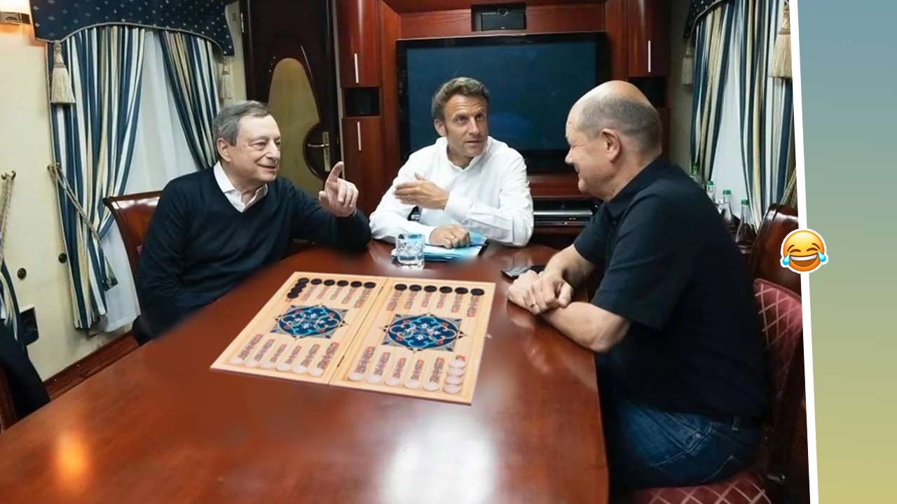 Эмманюэль Макрон, Олаф Шольц и Марио Драги комично спорят в поезде. На фото не хватает только нардов