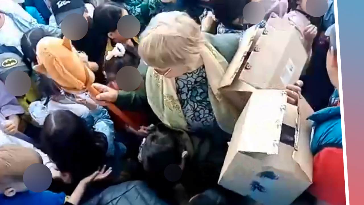 На видео с Дня защиты детей в Якутске взрослые толкают школьников в толпе. Пытаются урвать мороженое