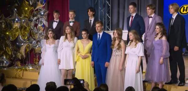 Cиний костюм, жёлтое платье. Образы Коли Лукашенко и выпускницы напомнил зрителям цвета флага Украины