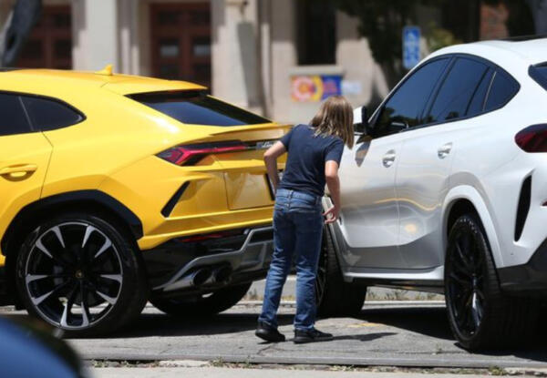 Десятилетний сын Бена Аффлека разбил дорогое авто, пока актёр болтал с Лопес. Лицо отца -- мем о скорби