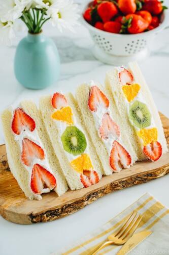 Как сделать японский фруктовый сэндвич из тиктока. Блогеры показывают простые рецепты эффектного десерта
