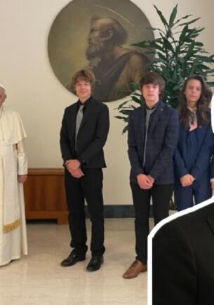 Папа Римский, Илон Маск и «клоны» Гарри Стайлза. Как бизнесмен и его дети встретились с понтификом