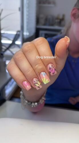 Мастер маникюра показала, какие ногти делают разводчица собак и ветеринар. От френча до цветочков
