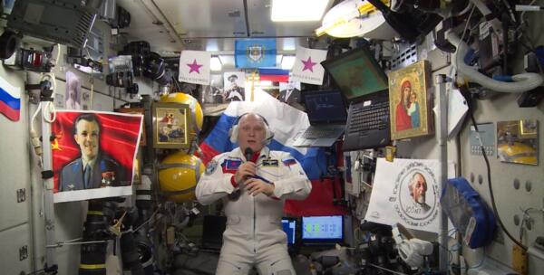 В рунете сравнили станцию МКС с гаражом. На видео космонавт парит в окружении икон и флага РФ