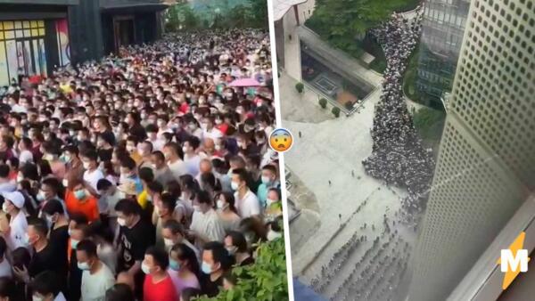 Как китайцы сдают тесты на ковид. На видео огромные толпы людей наперегонки выстраиваются в очереди