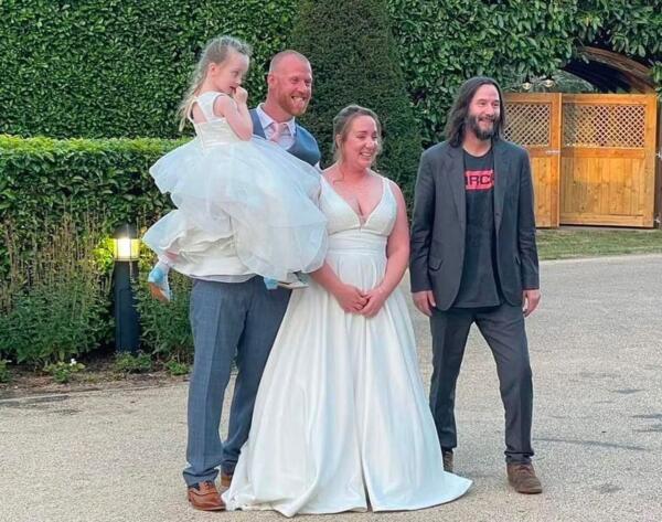 Киану Ривз на свадьбе британской пары будто из мема. На фото выглядит как "Свидетель из Фрязино"