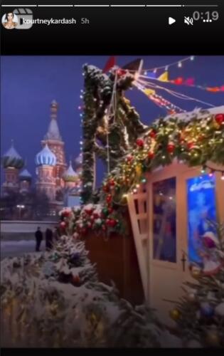 На Кортни Кардашьян ополчились за репост видео об РФ. Показала уютную атмосферу новогодней Москвы