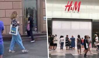 Как покупатели ждут обещанной распродажи в H&M. Толпятся у входа и с надеждой дёргают дверь