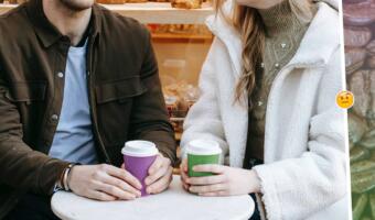 В Сети прожаривают идею знакомств в новом Starbucks. Цвета стаканчиков – как семейные статусы «ВК»