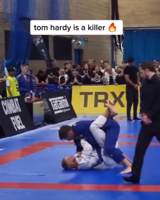 Том Харди мощно одолел бойца в турнире по джиу-джитсу. На видео зажал соперника, не давая продохнуть