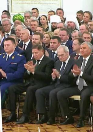 Как чиновники слушали речь Владимира Путина. На скриншотах зрителей — мрачные и растерянные лица