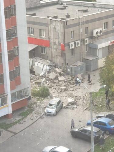 На видео из Белгорода обломок ракеты падает на многоэтажку. На кадрах -- дым, повреждённые авто и дом