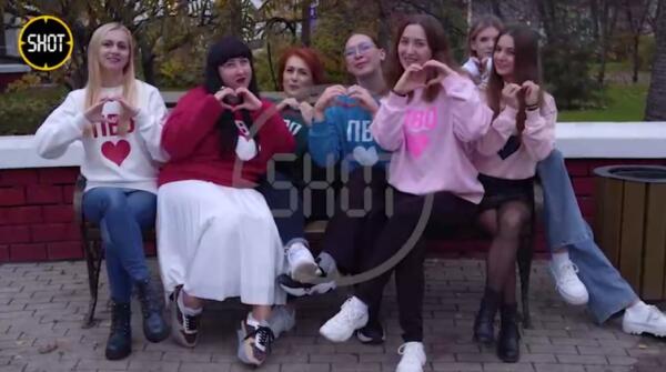 Девушки из Белгорода признались в любви ПВО на толстовках. Так говорят "девчачье спасибо"