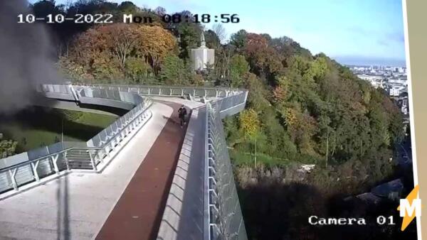 На видео мужчина чудом не попал под взрыв на «мосту Кличко». Мирно гулял за пару секунд до «хлопка»