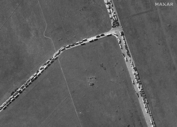 На спутниковые фото попали огромные очереди из фур. Ждут переправы в Крым