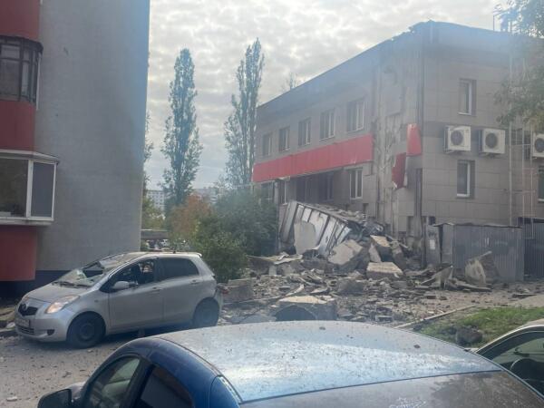На видео из Белгорода обломок ракеты падает на многоэтажку. На кадрах -- дым, повреждённые дом и авто