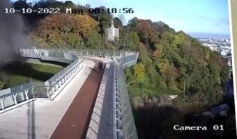 На видео мужчина чудом не погиб на «мосту Кличко». За пару секунд до взрыва мирно гулял мимо арки