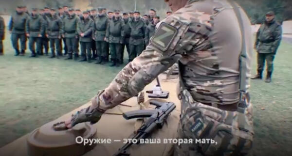 В рекламе «Мобилизация 2022» военные называют оружие «второй матерью», а уехавших – предателями