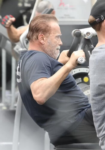 Арнольд Шварценеггер активно тягает железо в 75 лет. На фото актёр выглядит не хуже 25-летнего сына