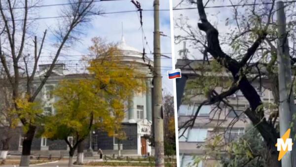 В Херсоне пропали российские флаги. На видео военкоров – пустые флагштоки государственных зданий