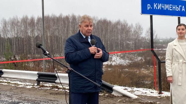 В Вологодской области починили мост за 17 млн рублей. На фото с открытия -- разбитые дороги и грязь