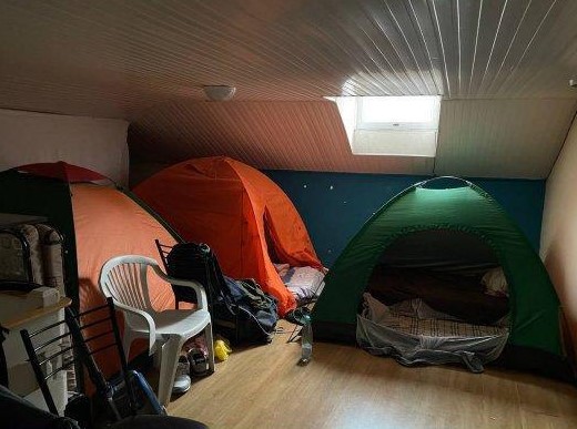 В Тбилиси сдают палатки в доме с удлинителем и общим туалетом. За месяц проживания просят 13 тысяч ₽