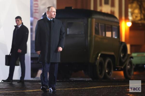Путин ходит потерянный по Красной площади