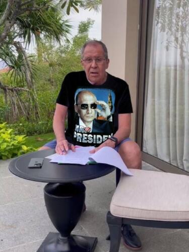 Сергей Лавров в футболке с художником Баския в мемах примерил майку с "Пивозавром" и Путиным