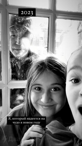 Джо Байден сделал фото с детьми за окном и попал в мемы. В них глава США повторяет постер к "Один дома"