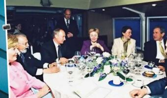 На архивных фото Пригожин прислуживает на ужинах Буша и Путина. В форме дворецкого подносит алкоголь