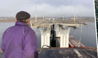 На видео с разрушенного Антоновского моста жители Херсона с недоумением смотрят на правый берег