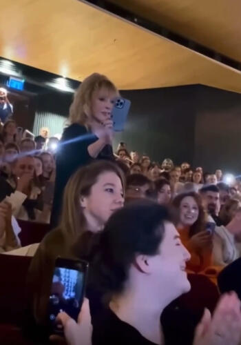 Зрители в Тель-Авиве встретили Пугачёву аплодисментами. На видео хором исполняют хит "Миллион алых роз"