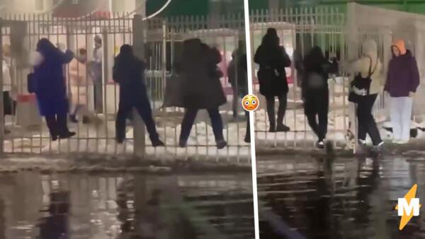 На видео – последствия рекордного тропического ливня в Москве. Жители столицы лезут на работу по забору