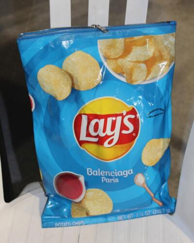 Как сделать сумку в виде пачки чипсов как у Balenciaga. Блогерша шьёт аксессуар из упаковки Lay's