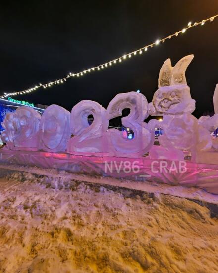 Суровые ледяные фигуры в Нижневартовске. "До" и "После" -- мем про 2022 год