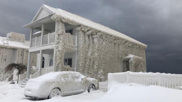 Дома в Канаде превратились в ледяные дворцы. На фото - город как из сказки