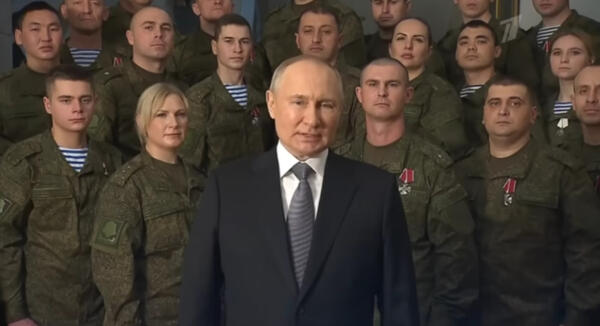 Что за мем с женщиной на фоне Путина. В тренде копируют мимику героини новогоднего обращения