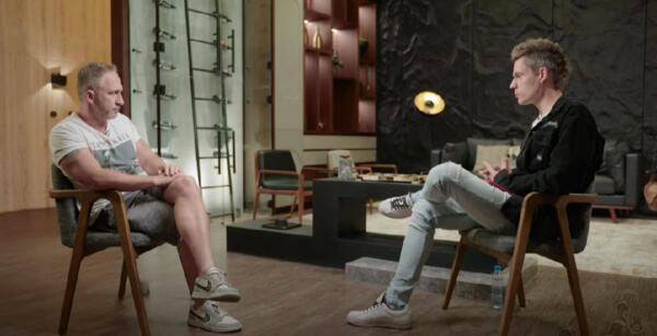 В сети разбирают лук Оскара Кучеры на интервью у Дудя. Сторонник СВО в Jordan и футболке одесского бренда