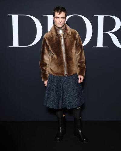 Робберт Паттинсон пришёл на показ Dior в шубе и твидовой юбке. Зрители видят в актёре типичную бабушку