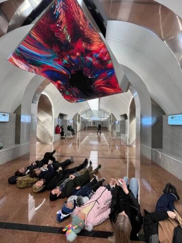 Как креативят с арт-объектом на станции метро "Рижская". На видео устраивают лежачие флешмобы