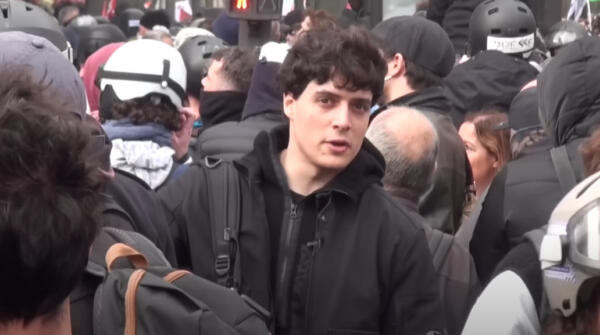 Блогер ищет лучший круассан в Париже во время протестов. Бегает по булочным на фоне огня и дыма