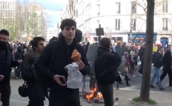 Блогер ищет лучший круассан в Париже во время протестов. Бегает по булочным на фоне огня и дыма