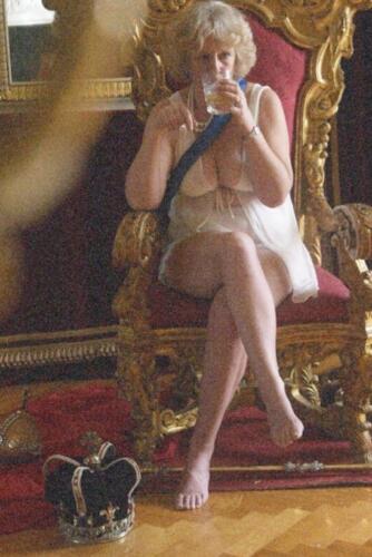 Фейковое фото королевы Камиллы запутало Сеть. Тоскливая жена Карла III с сигаретой выглядит как настоящая
